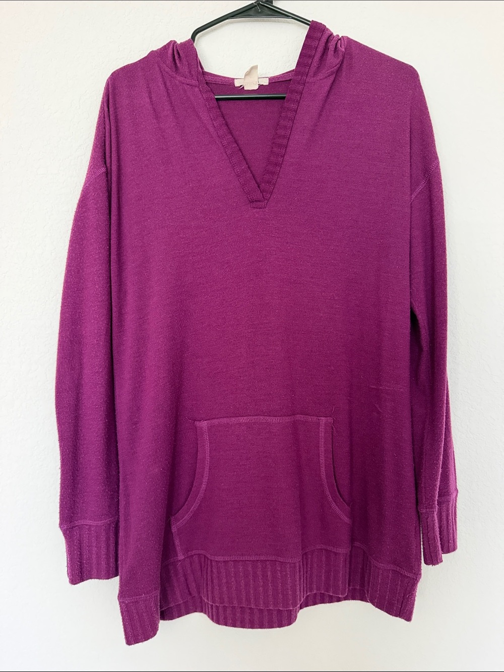 Caslon V-Neck Hoodie Sweater in Deep Magenta